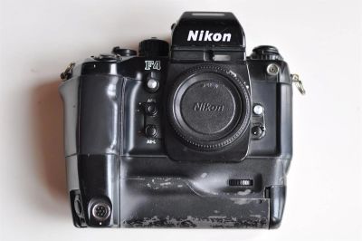 Лот: 3532454. Фото: 1. Nikon F4e с батарейным блоком... Плёночные зеркальные
