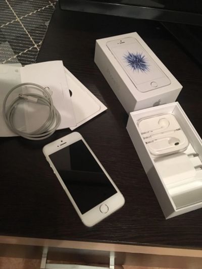 Лот: 14552434. Фото: 1. iPhone SE 32Gb. Смартфоны