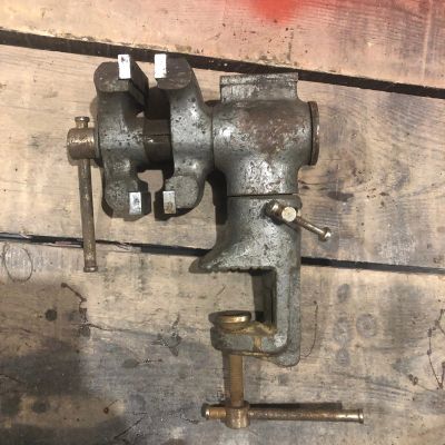 Лот: 18747203. Фото: 1. Тиски с наковальней. Крутятся... Ручной инструмент