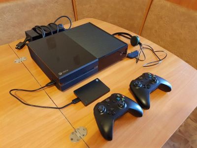 Лот: 10866082. Фото: 1. Xbox ONE 500GB, 2 геймпада + HDD... Игровые приставки, консоли