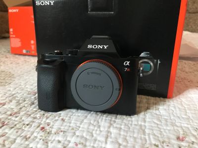 Лот: 11823370. Фото: 1. Sony А7R Полный комплект. Идеальное... Цифровые беззеркальные со сменной оптикой