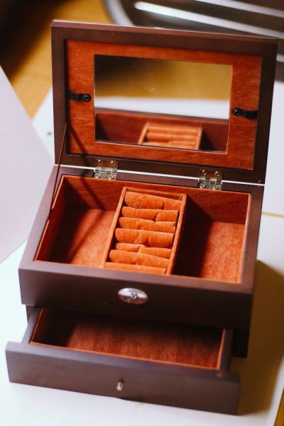 Лот: 4608258. Фото: 1. Шкатулка под украшения 2. Другое (ювелирные изделия, бижутерия, часы)