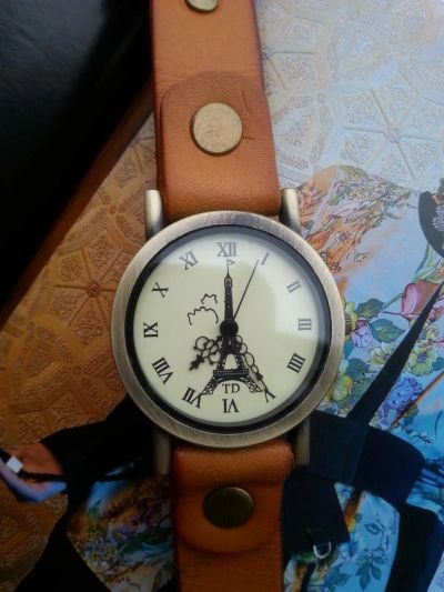 Лот: 4372263. Фото: 1. Женские наручные часы с кожаным... Оригинальные наручные часы