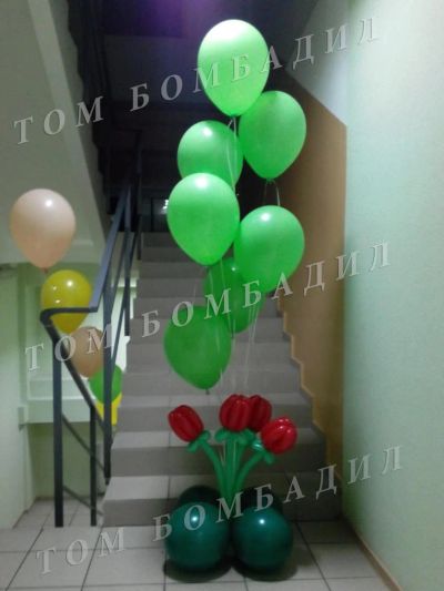 Лот: 3835055. Фото: 1. Фонтан с тюльпанами к 8 Марта... Воздушные шары