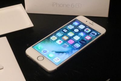 Лот: 8858473. Фото: 1. iPhone 6S 128Gb Silver. Смартфоны