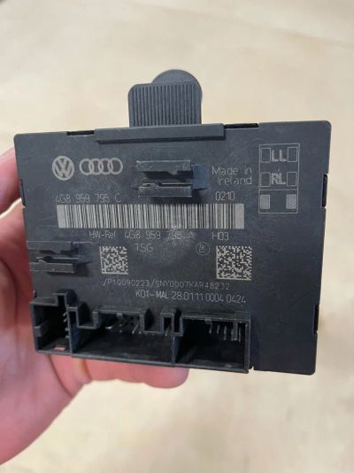 Лот: 18067929. Фото: 1. Блок управления задней двери Audi... Электрооборудование