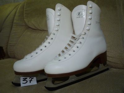 Лот: 15220796. Фото: 1. Коньки фигурные Botas Dagmar... Коньки