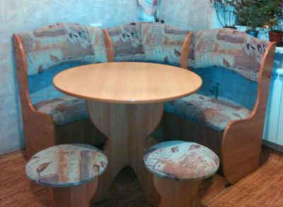 Лот: 3059515. Фото: 1. Кухонный уголок. Стол и 2 табуретки... Кухонные уголки