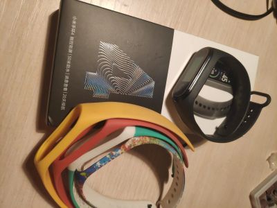 Лот: 17038497. Фото: 1. Фитнес браслет Mi band 4 + 2 ремешка. Смарт-часы, фитнес-браслеты, аксессуары