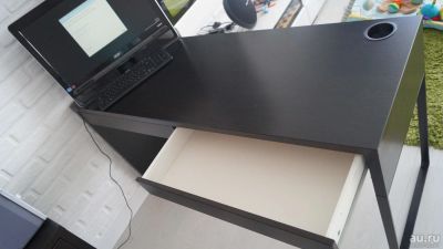 Лот: 9097077. Фото: 1. Письменный стол, черно-коричневый... Компьютерные и письменные столы
