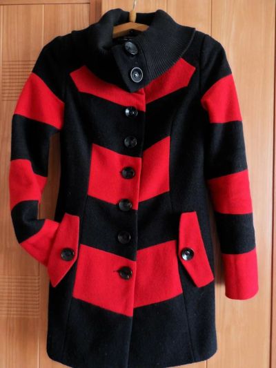Лот: 8243953. Фото: 1. Пальто демисезонное красно-черное... Верхняя одежда