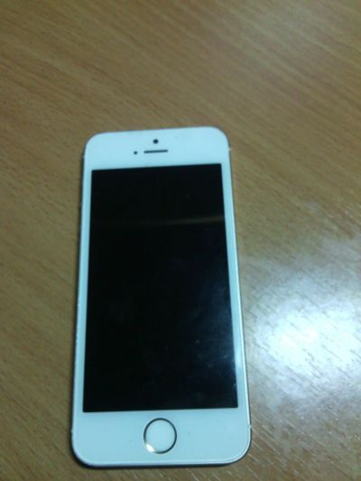 Лот: 10946035. Фото: 1. IPhone 5s Белый. Смартфоны
