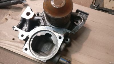 Лот: 18572613. Фото: 1. Помпа Subaru Forester 2005. Двигатель и элементы двигателя