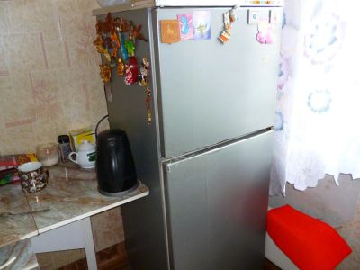 Лот: 4224349. Фото: 1. Старенький рабочий холодильник... Холодильники, морозильные камеры