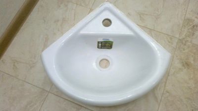 Лот: 8713050. Фото: 1. Раковина угловая из новостройки... Раковины, умывальники