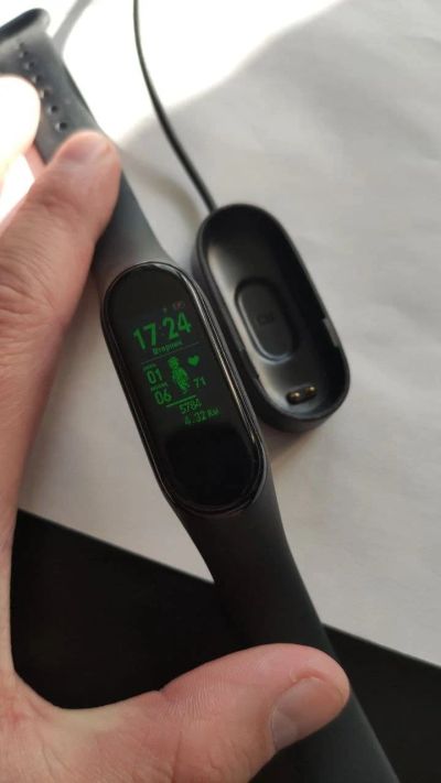 Лот: 17699336. Фото: 1. Xiaomi Mi Band 4 Black б/у с рубля. Смарт-часы, фитнес-браслеты, аксессуары