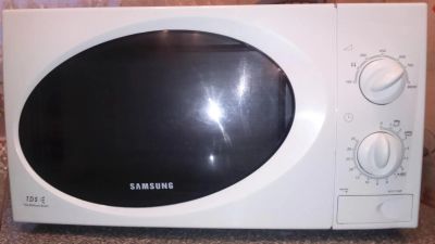 Лот: 6778765. Фото: 1. Микроволновая печь Samsung б/у. Микроволновки, мини-печи