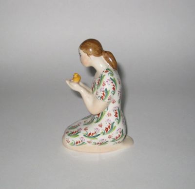 Лот: 10820671. Фото: 1. Девушка с цыплёнком.Скульптор... Фарфор, керамика