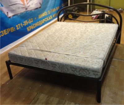 Лот: 5053593. Фото: 1. Железная кровать с ортопедическим... Кровати