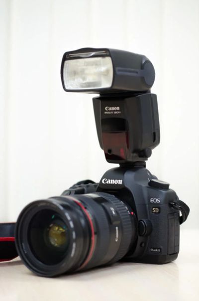Лот: 11455345. Фото: 1. В отличном Canon 5D mark II... Цифровые зеркальные