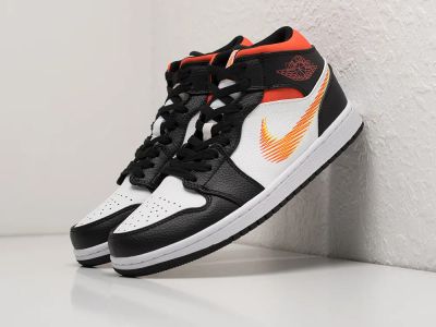 Лот: 19010703. Фото: 1. Кроссовки Nike Air Jordan 1 Mid. Кеды, кроссовки, слипоны
