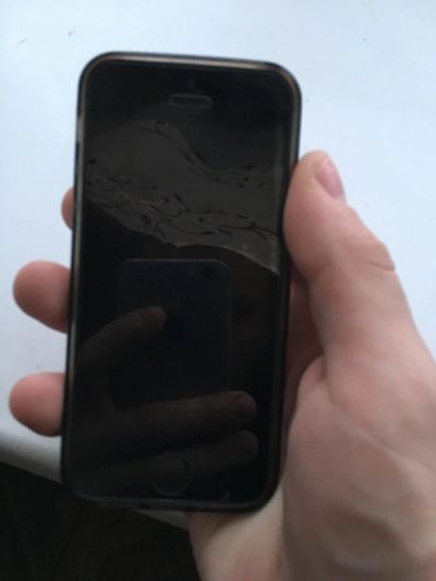 Лот: 10836051. Фото: 1. iPhone se 32 g серый. Смартфоны