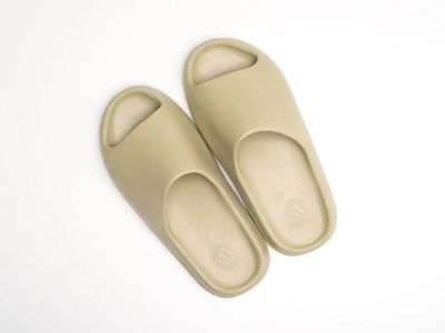 Лот: 16479431. Фото: 1. Сланцы Adidas Yeezy slide. Шлепанцы, сланцы