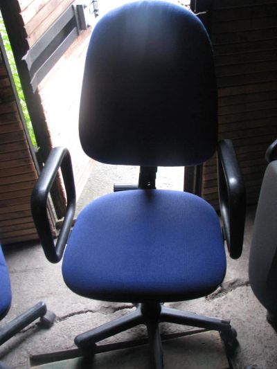 Лот: 3228790. Фото: 1. Кресло офисное синее б/у. Стулья и кресла офисные