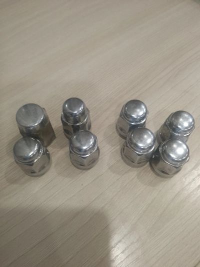 Лот: 25550561. Фото: 1. Гайки на колёса на 19. Секретки, гайки, проставки