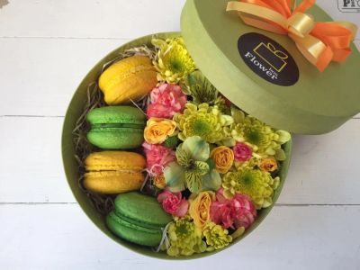 Лот: 7178682. Фото: 1. FlowerBox с макарунами (Хризантема... Другое (цветы, букеты)
