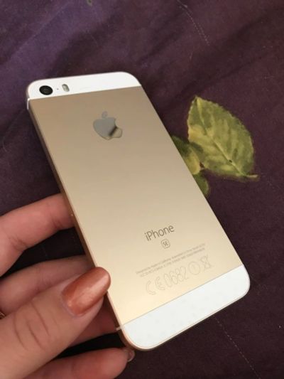 Лот: 11042973. Фото: 1. Apple iPhone SE на 32 gb gold. Смартфоны