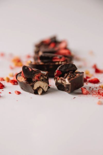 Лот: 19930091. Фото: 1. Батончики туррон с орехами и сублимированными... Шоколад, конфеты