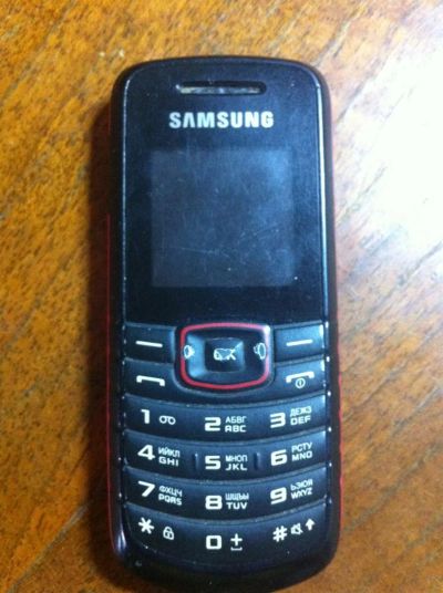 Лот: 3759855. Фото: 1. Мобильный телефон Samsung E1080W. Кнопочные мобильные телефоны