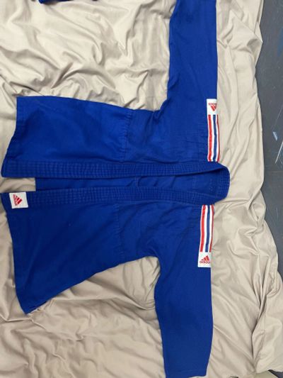 Лот: 19423048. Фото: 1. Кимоно детское adidas 140 см. Спортивная одежда
