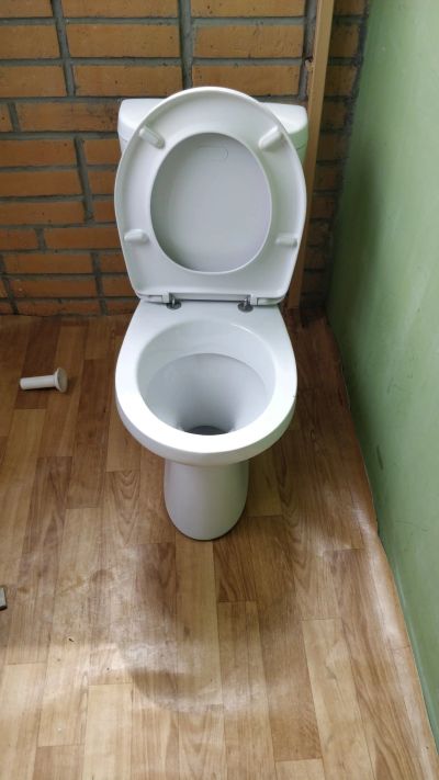 Лот: 11857706. Фото: 1. Унитаз Santek с сиденьем. Унитазы, биде