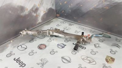Лот: 23590782. Фото: 1. Патрубок системы охлаждения Subaru... Двигатель и элементы двигателя