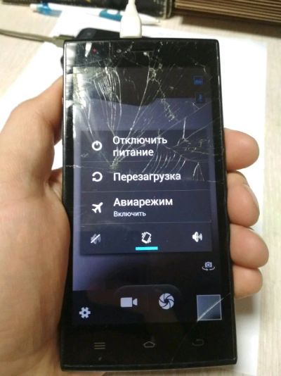 Лот: 14758705. Фото: 1. Смартфон THL T6S трещины на тачскрине... Смартфоны