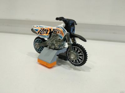 Лот: 13568925. Фото: 1. Машинка 12 мотоцикл Hot Wheels... Машины и техника
