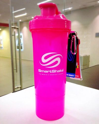 Лот: 9975470. Фото: 1. Шейкер SmartShake Slim neon pink... Спортивная посуда
