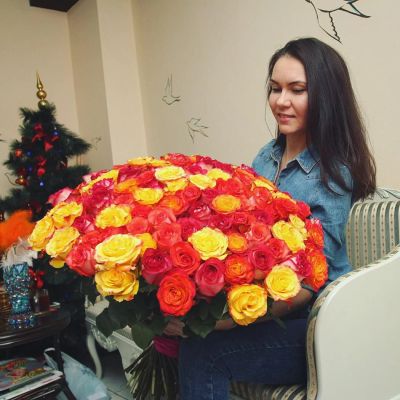Лот: 6865535. Фото: 1. Фирменный букет от Радуги Цветов... Свежие цветы