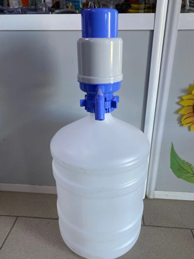 Лот: 6482625. Фото: 1. Бутылка для воды с помпой. Другое (хозтовары)