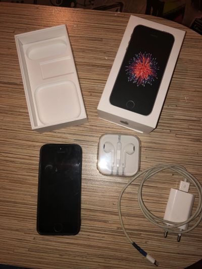 Лот: 15277461. Фото: 1. iPhone se. Смартфоны