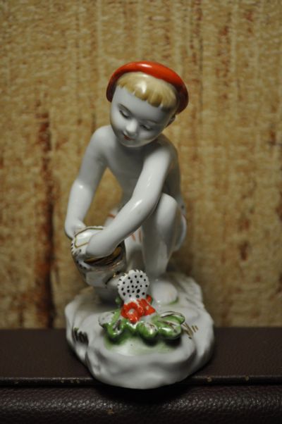 Лот: 11819484. Фото: 1. Фарфоровая статуэтка Юный садовод. Фарфор, керамика