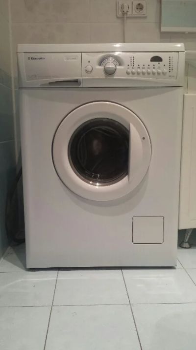 Лот: 4856166. Фото: 1. Стиральная машина Electrolux EWS-1046. Стиральные машины