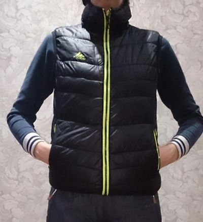 Лот: 6579490. Фото: 1. Желетка Adidas, размер 42. Верхняя одежда