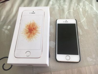 Лот: 11168772. Фото: 1. Продам iPhone SE. Полный комплект... Смартфоны