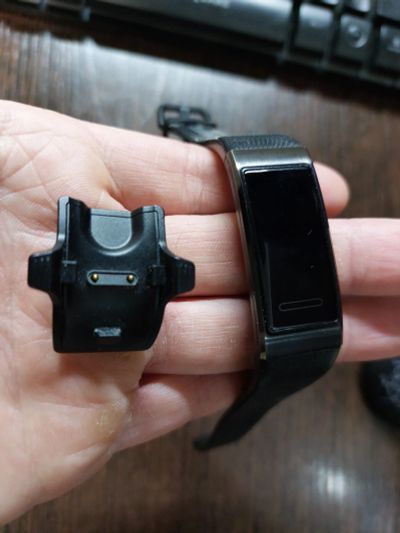 Лот: 25257716. Фото: 1. Фитнес - браслет Huawei Band 4... Смарт-часы, фитнес-браслеты, аксессуары