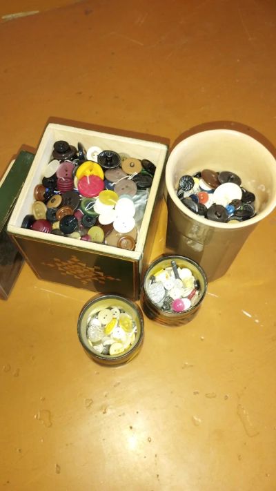 Лот: 25514873. Фото: 1. Много пуговиц. Другое (одежда, обувь, галантерея)