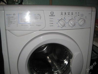 Лот: 1359118. Фото: 1. Стиралка Indesit WIUL83 узкая. Стиральные машины