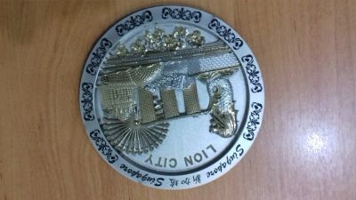 Лот: 19977174. Фото: 1. Тарелка сувенирная "Сингапур". Сувенирные банкноты, монеты